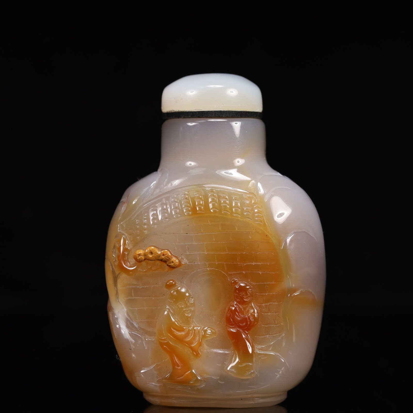 An Exquisite Agate Figure Pattern Snuff Bottle: An Exquisite Agate Figure Pattern Snuff Bottle,Qing Dynasty, China,Size:2inx1.4inx3.1in,Weight:144g 玛瑙人物纹鼻烟壶,中国清代