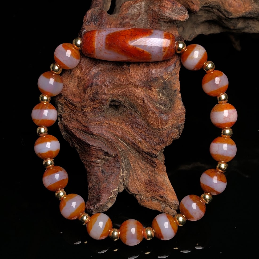 An Exquisite Dzi Bead Inlaid Agate Bracelet: An Exquisite Dzi Bead Inlaid Agate Bracelet,Size:(Dzi Bead)1.1inx0.4in 天珠配玛瑙手串