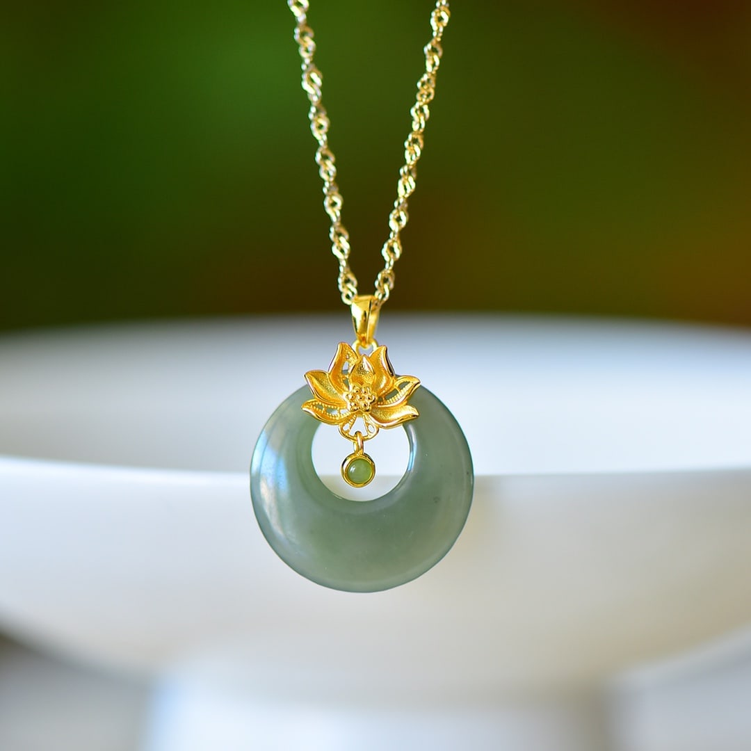 An Exquisite Sterling Silver-Gold Plated Inlaid Jasper Pendant: An Exquisite Sterling Silver-Gold Plated Inlaid Jasper Pendant,Size:0.8inx0.8in 纯银镀金镶碧玉吊坠