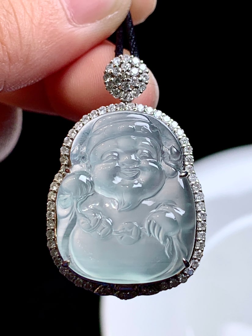 An Exquisite 18k Gold Diamond Inlaid Jadeite Pendant: An Exquisite 18k Gold Diamond Inlaid Jadeite Pendant,Size(Loose Stone):0.9inx0.8inx0.2in 18k金钻镶嵌翡翠吊坠