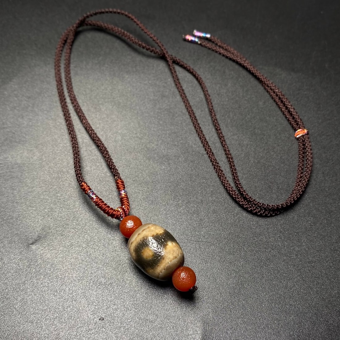 A Precious Dzi Bead Necklace: A Precious Dzi Bead Necklace,Size:0.7inx0.6in 天珠项链
