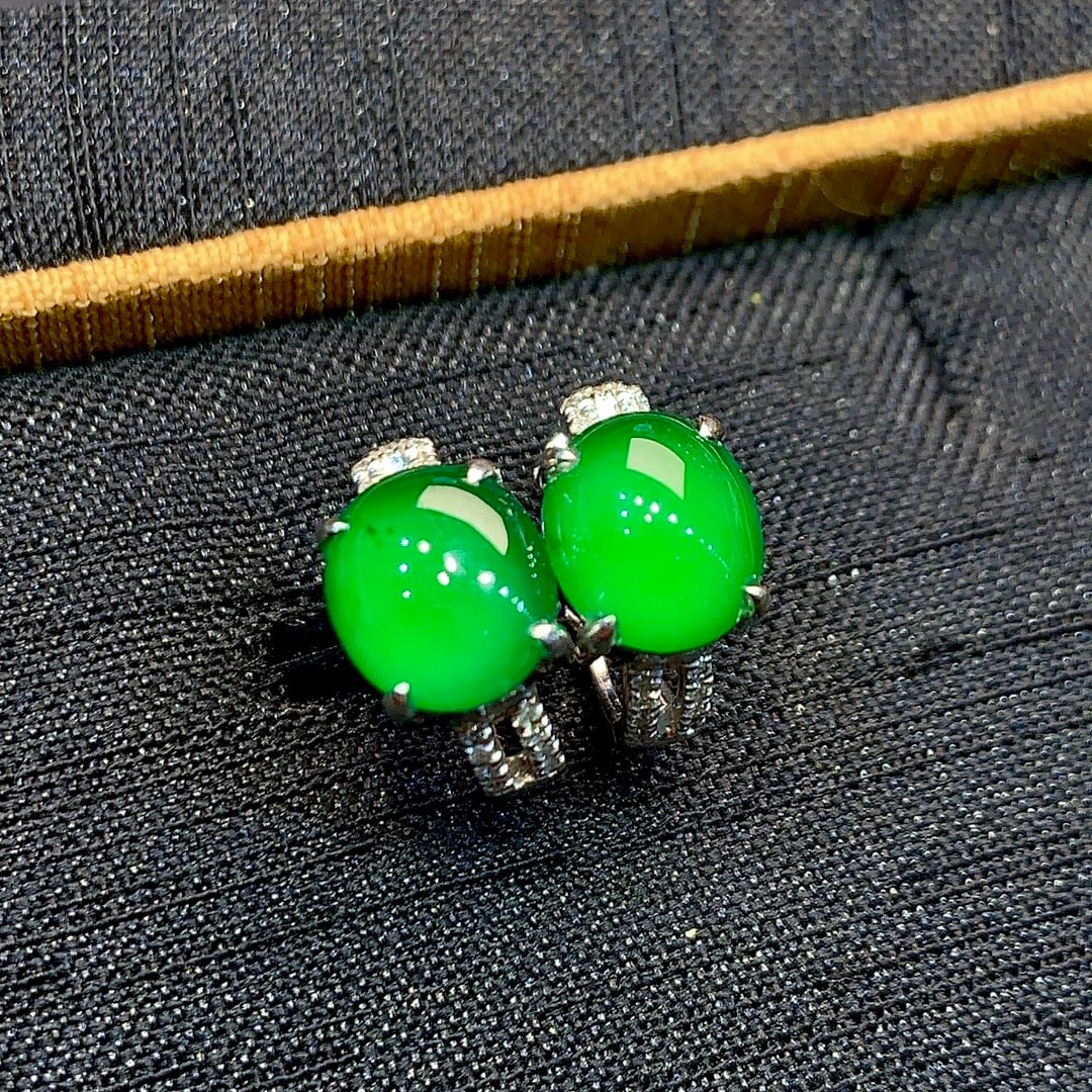 A Pair of Exquisite 18k Gold Diamond Inlaid Jadeite Earrings: A Pair of Exquisite 18k Gold Diamond Inlaid Jadeite Earrings,Size(Loose Stone):0.3inx0.3inx0.1in 一对18k金钻镶嵌翡翠耳环