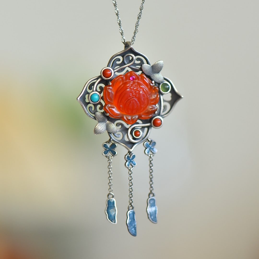 An Exquisite Sterling Silver Inlaid Agate Enamel Pendant: An Exquisite Sterling Silver Inlaid Agate Enamel Pendant,Size:0.8inx0.8in 纯银镶玛瑙珐琅吊坠