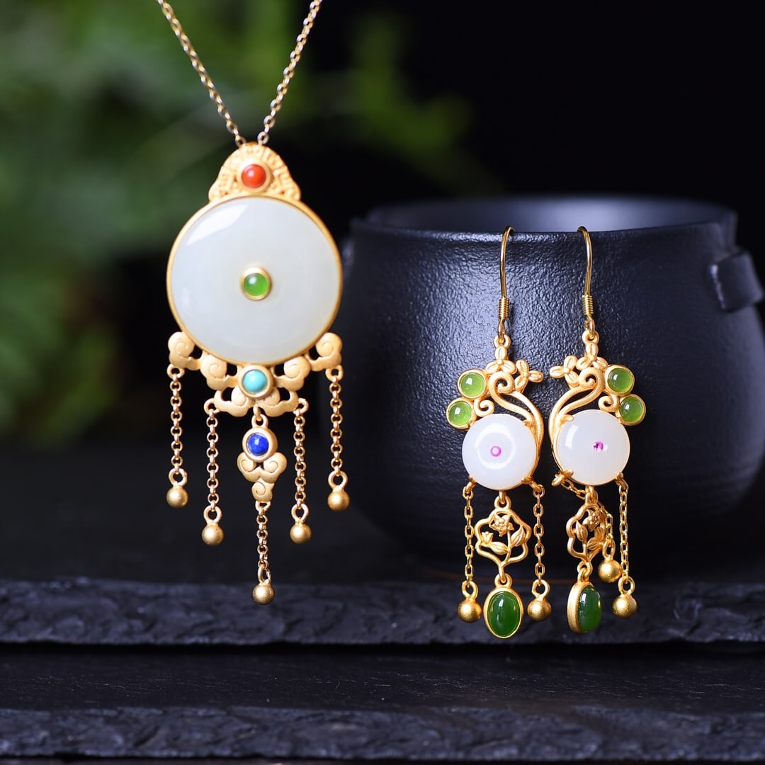 A Set of Fine Sterling Silver-Gold Plated Inlaid White Jade Jewelrys: A Set of Fine Sterling Silver-Gold Plated Inlaid White Jade Jewelrys,Size:(Pendant)0.9inx0.9in,(Earrings)0.4inx0.4in 纯银镀金镶白玉首饰