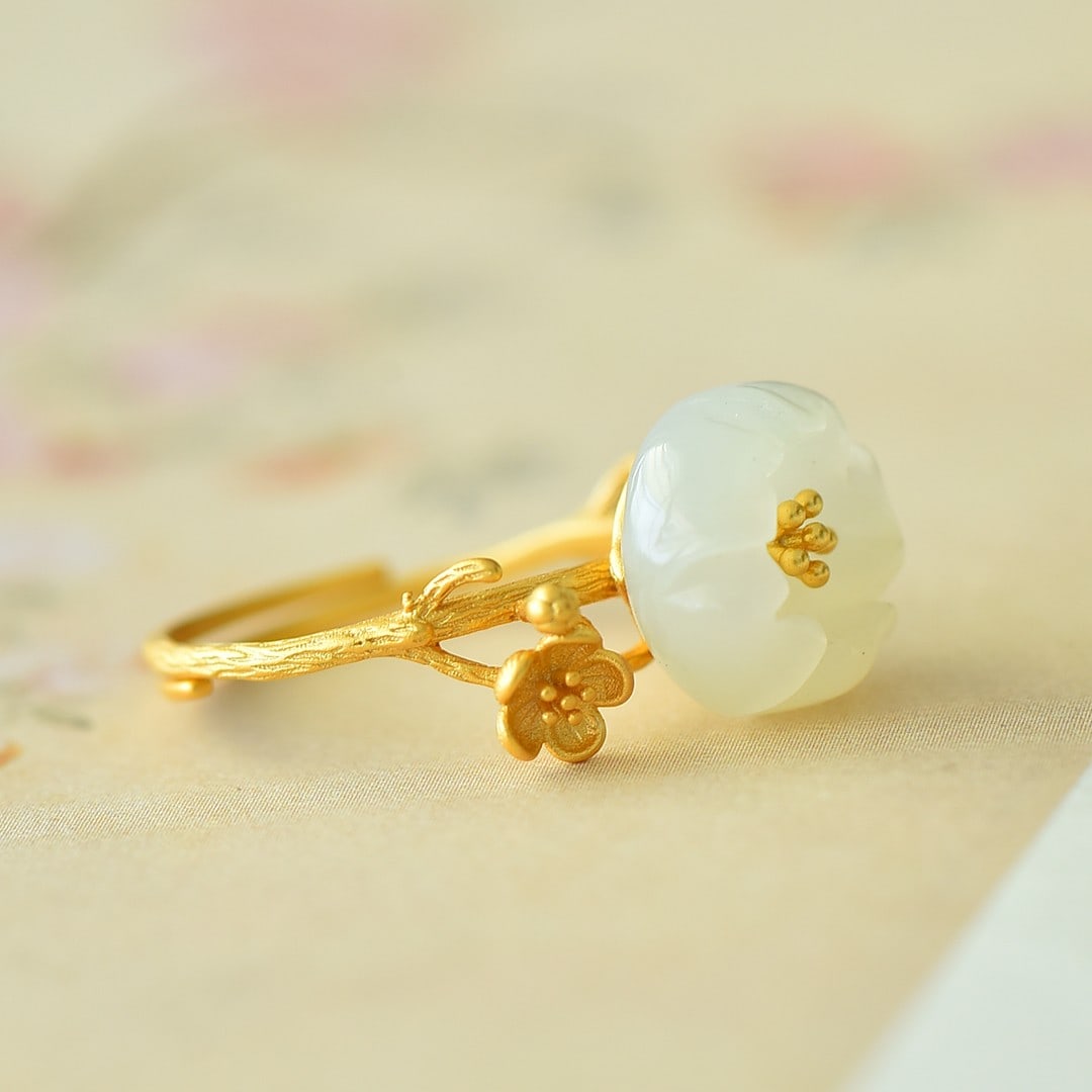 An Exquisite Sterling Silver-Gold Plated Inlaid White Jade Ring: An Exquisite Sterling Silver-Gold Plated Inlaid White Jade Ring 纯银镀金镶白玉戒指