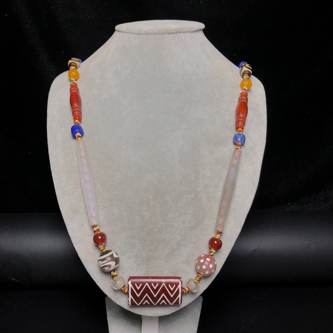 A Precious Dzi Bead Necklace - 9