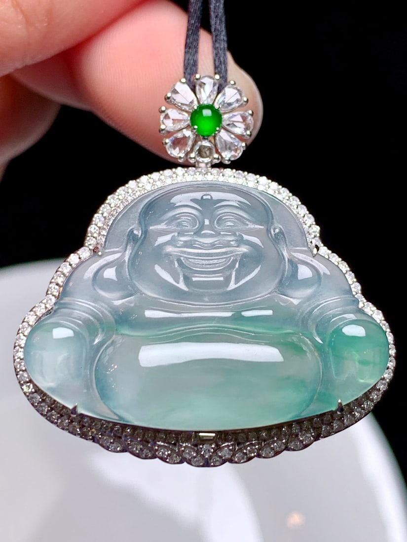 An Exquisite 18k Gold Diamond Inlaid Jadeite Pendant: An Exquisite 18k Gold Diamond Inlaid Jadeite Pendant,Size(Loose Stone):1.2inx0.9inx0.2in 18k金钻镶嵌翡翠吊坠