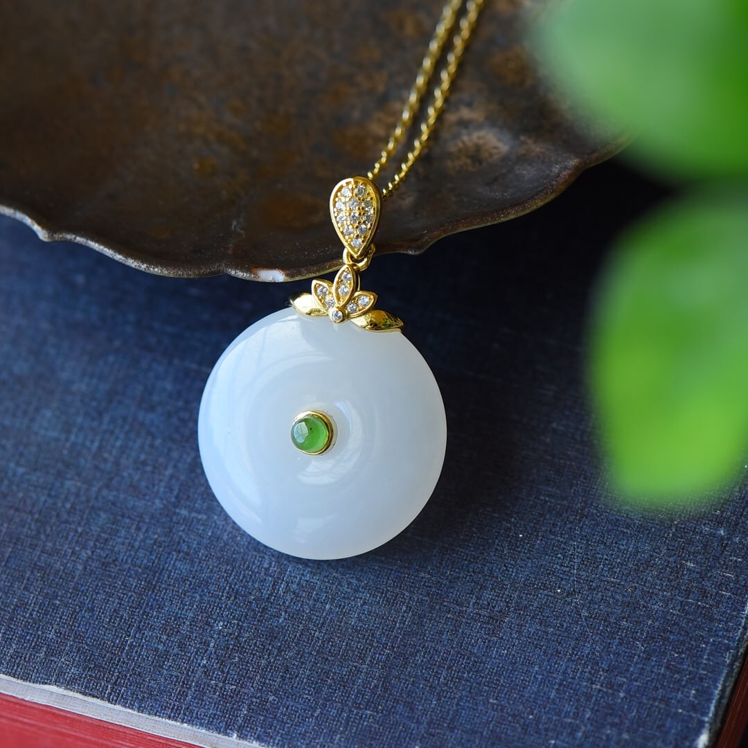 An Exquisite Sterling Silver-Gold Plated Inlaid White Jade Necklace,Inlaid Diamond: An Exquisite Sterling Silver-Gold Plated Inlaid White Jade Necklace,Inlaid Diamond,Size:0.9inx1.4in 纯银镀金镶白玉项链,嵌钻石