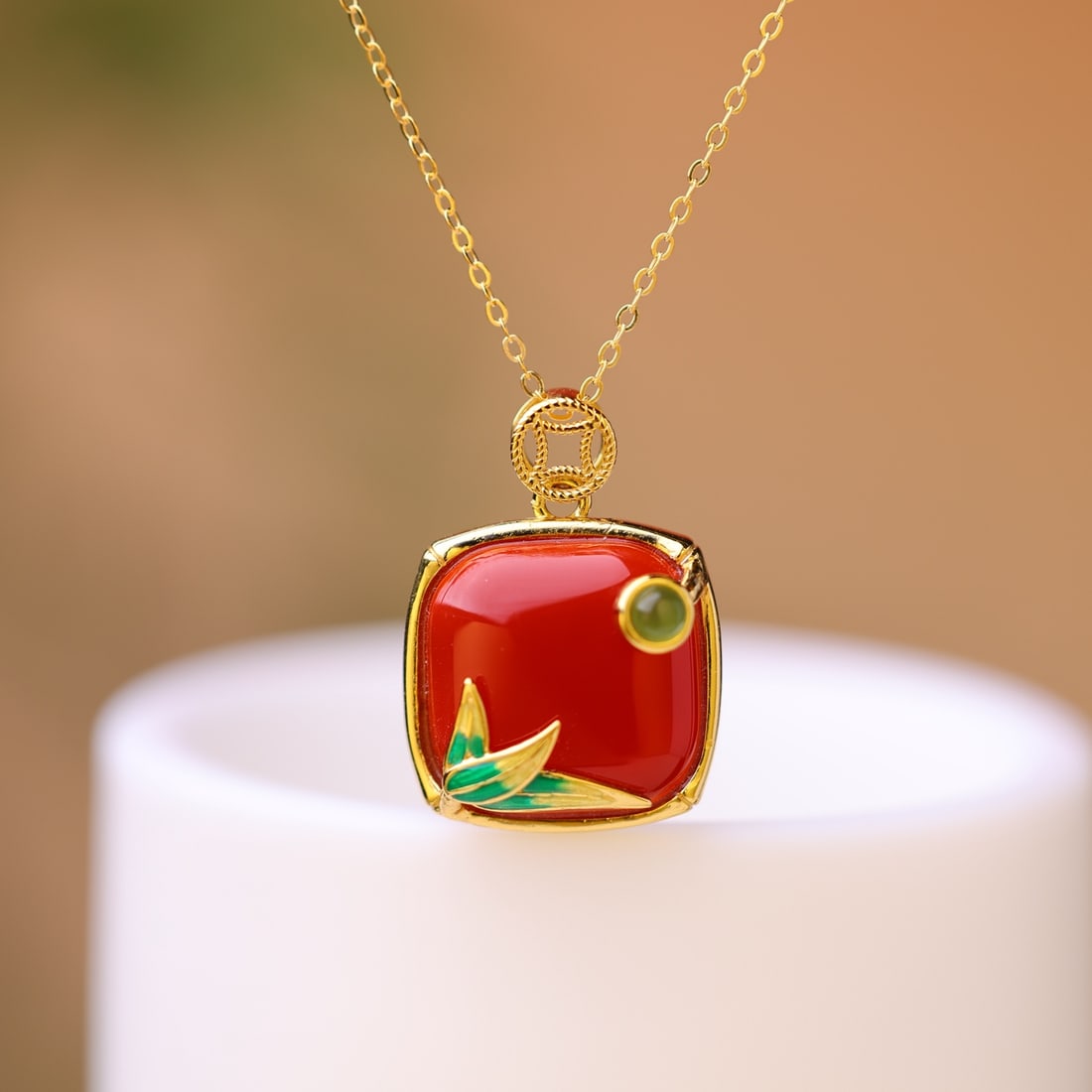 An Exquisite Sterling Silver-Gold Plated Inlaid Agate Pendant: An Exquisite Sterling Silver-Gold Plated Inlaid Agate Pendant,Size:0.6inx0.6in 纯银镀金镶玛瑙吊坠