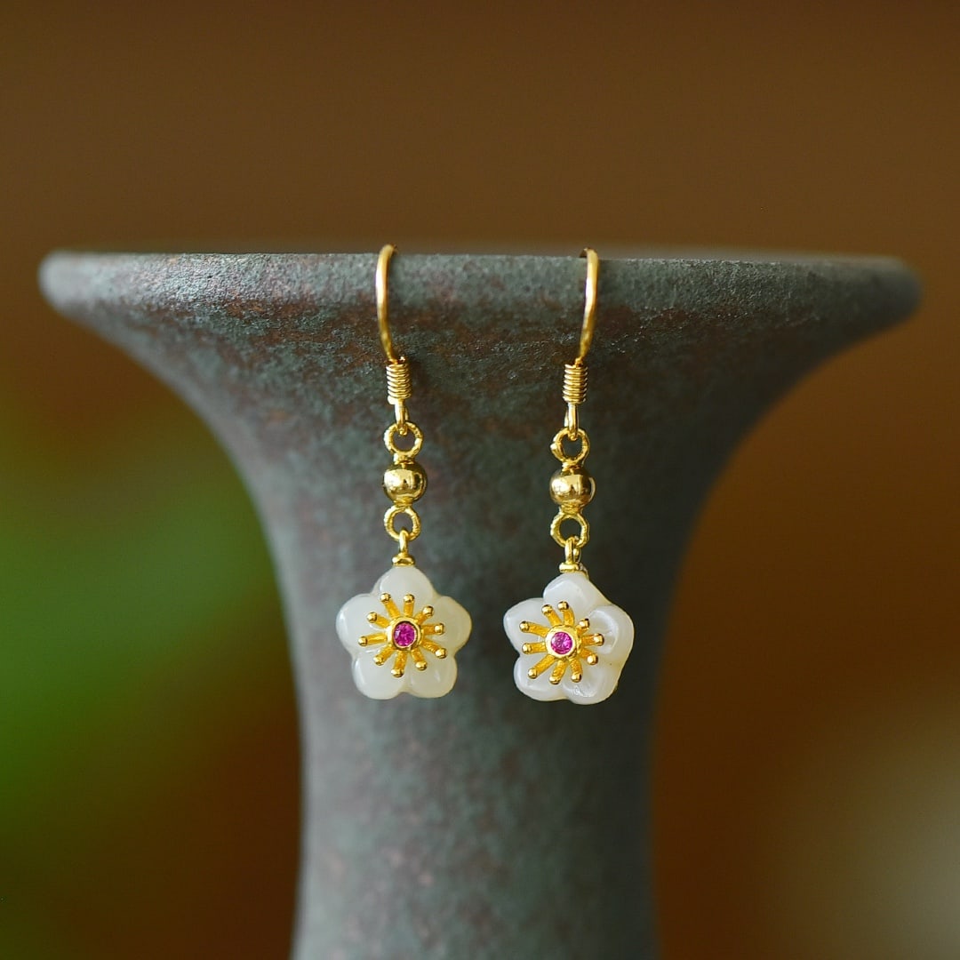 A Pair of Exquisite Sterling Silver-Gold Plated Inlaid White Jade Earrings: A Pair of Exquisite Sterling Silver-Gold Plated Inlaid White Jade Earrings,Size:0.4inx0.4in 一对纯银镀金镶白玉耳环