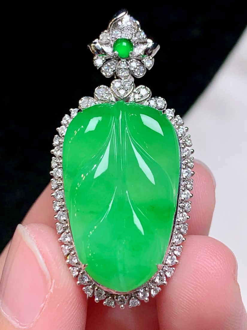 An Exquisite 18k Gold Diamond Inlaid Jadeite Pendant: An Exquisite 18k Gold Diamond Inlaid Jadeite Pendant,Size(Loose Stone):0.9inx0.6inx0.1in 18k金钻镶嵌翡翠吊坠