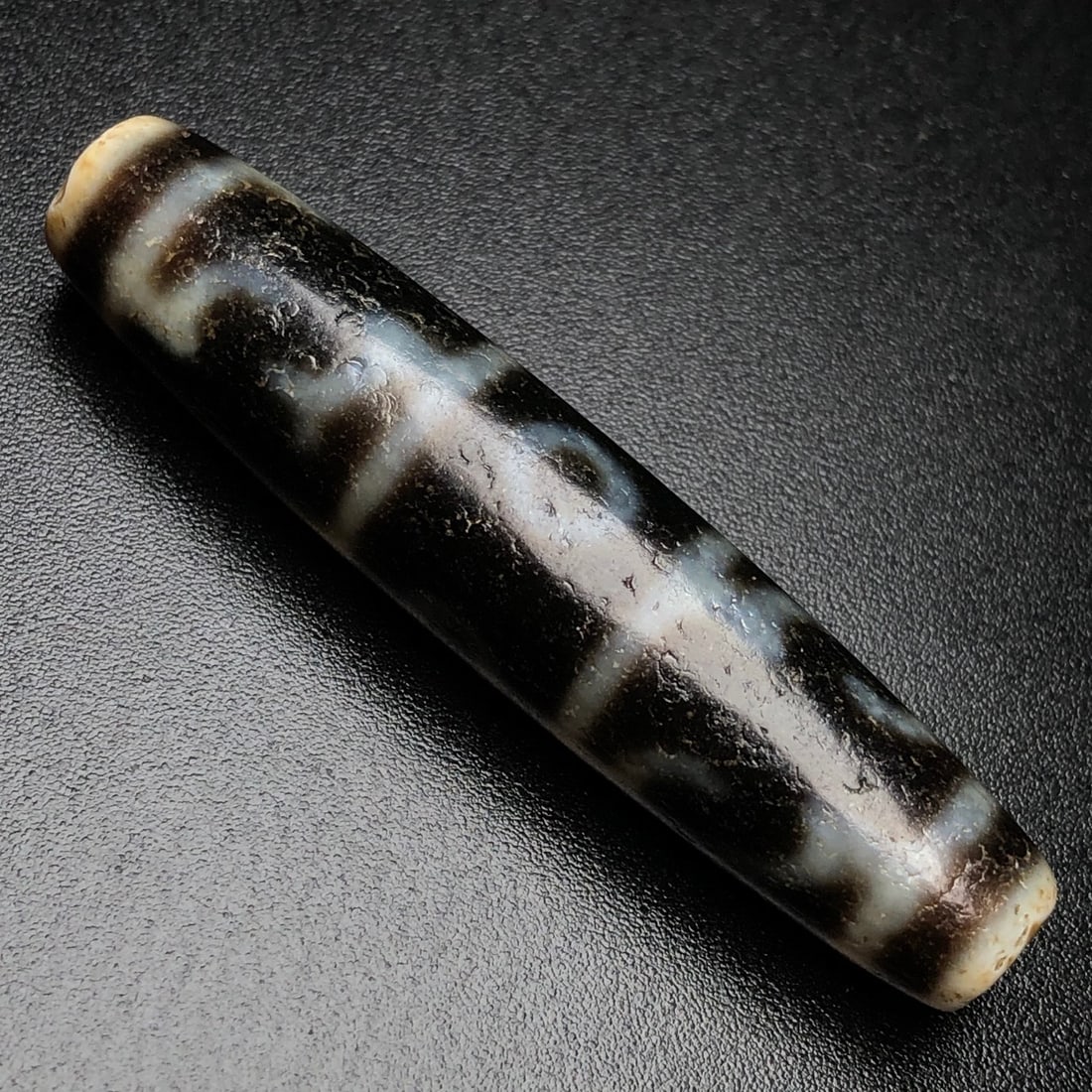 An Exquisite Dzi Bead Pendant: An Exquisite Dzi Bead Pendant,Size:2.3inx0.5in,Weight:14.8g 天珠挂件