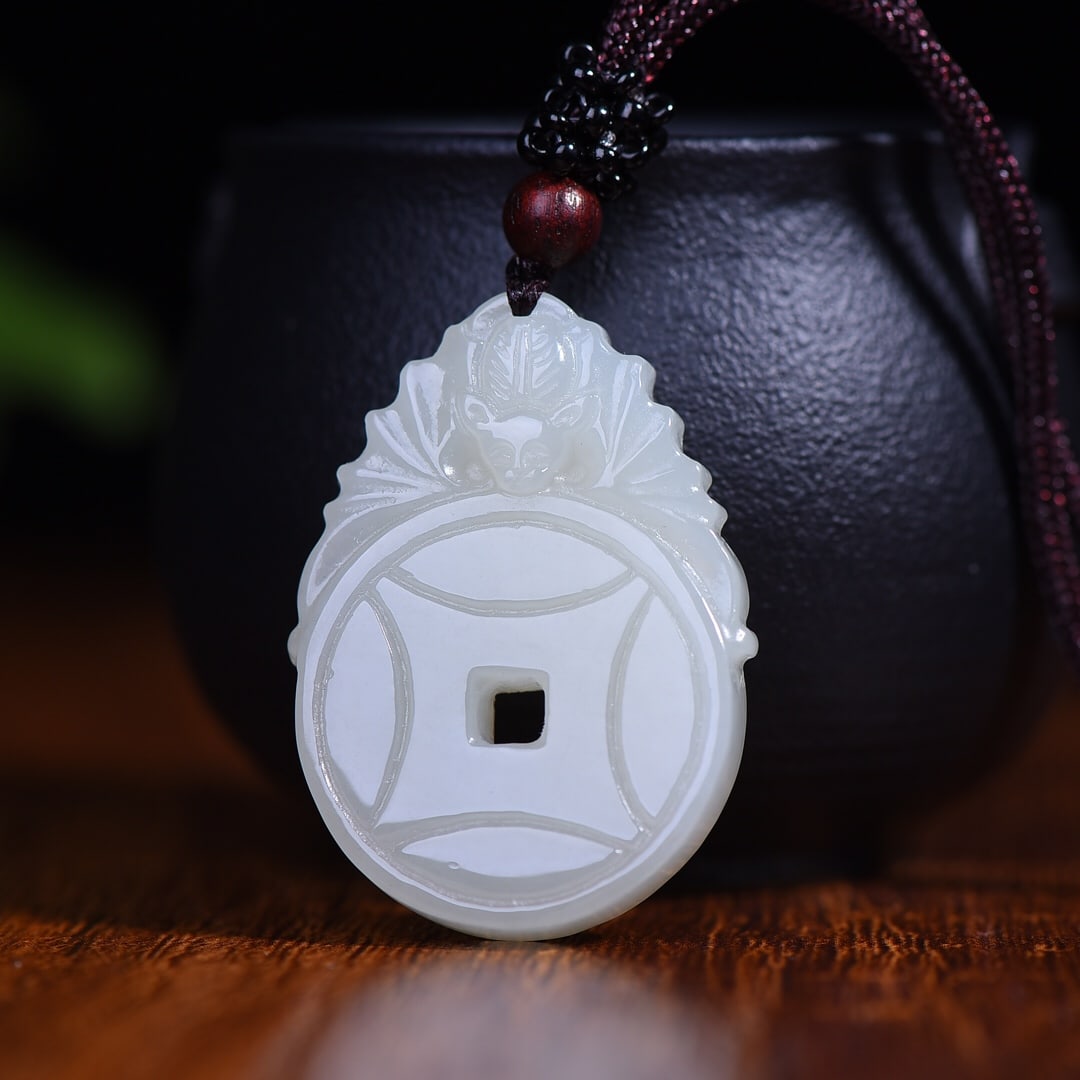 An Exquisite White Jade Bats Pattern Pendant: An Exquisite White Jade Bats Pattern Pendant,Size:1.6inx1.1in (寓意)福在眼前。富贵吉祥 好运连连 [机Ć