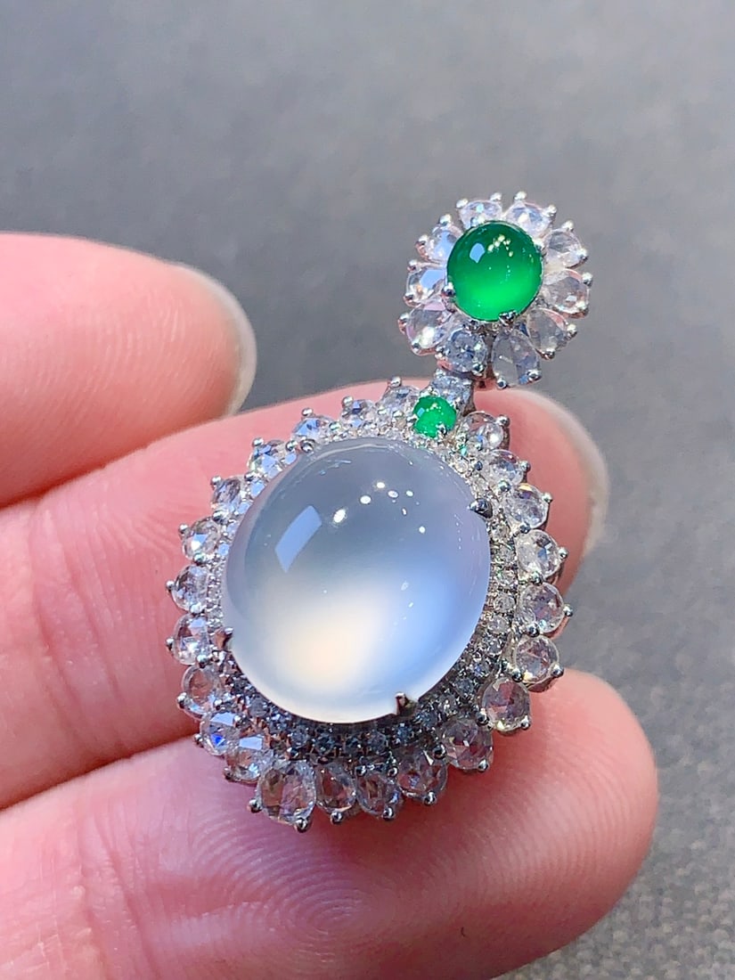 An Exquisite 18k Gold Diamond Inlaid Jadeite Pendant: An Exquisite 18k Gold Diamond Inlaid Jadeite Pendant,Size(Loose Stone):0.5inx0.4inx0.2in 18k金钻镶嵌翡翠吊坠