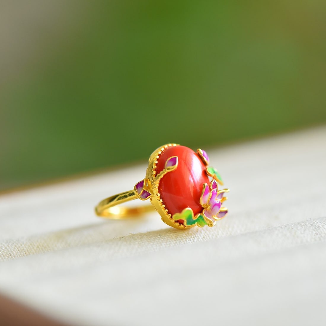An Exquisite Sterling Silver-Gold Plated Inlaid Cinnabar Ring: An Exquisite Sterling Silver-Gold Plated Inlaid Cinnabar Ring,Size:0.5inx0.6in 寓意:出淤泥而不染,濯清涟而不妖,ฉ
