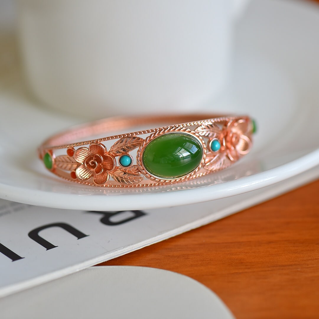 An Exquisite Sterling Silver Inlaid Jasper Flower Pattern Bracelet,Inlaid Gems: An Exquisite Sterling Silver Inlaid Jasper Flower Pattern Bracelet,Inlaid Gems,Size:0.5inx0.7in 纯银镶碧玉花卉纹手镯,嵌宝石