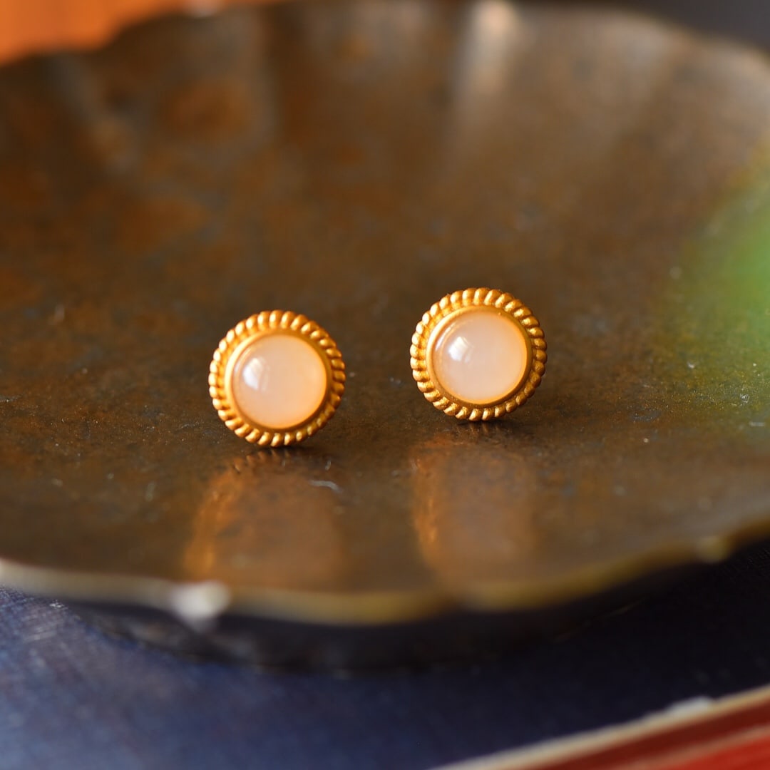 A Pair of Exquisite Sterling Silver-Gold Plated Inlaid White Jade Earrings: A Pair of Exquisite Sterling Silver-Gold Plated Inlaid White Jade Earrings,Size:0.4inx0.4in 一对纯银镀金镶白玉耳钉