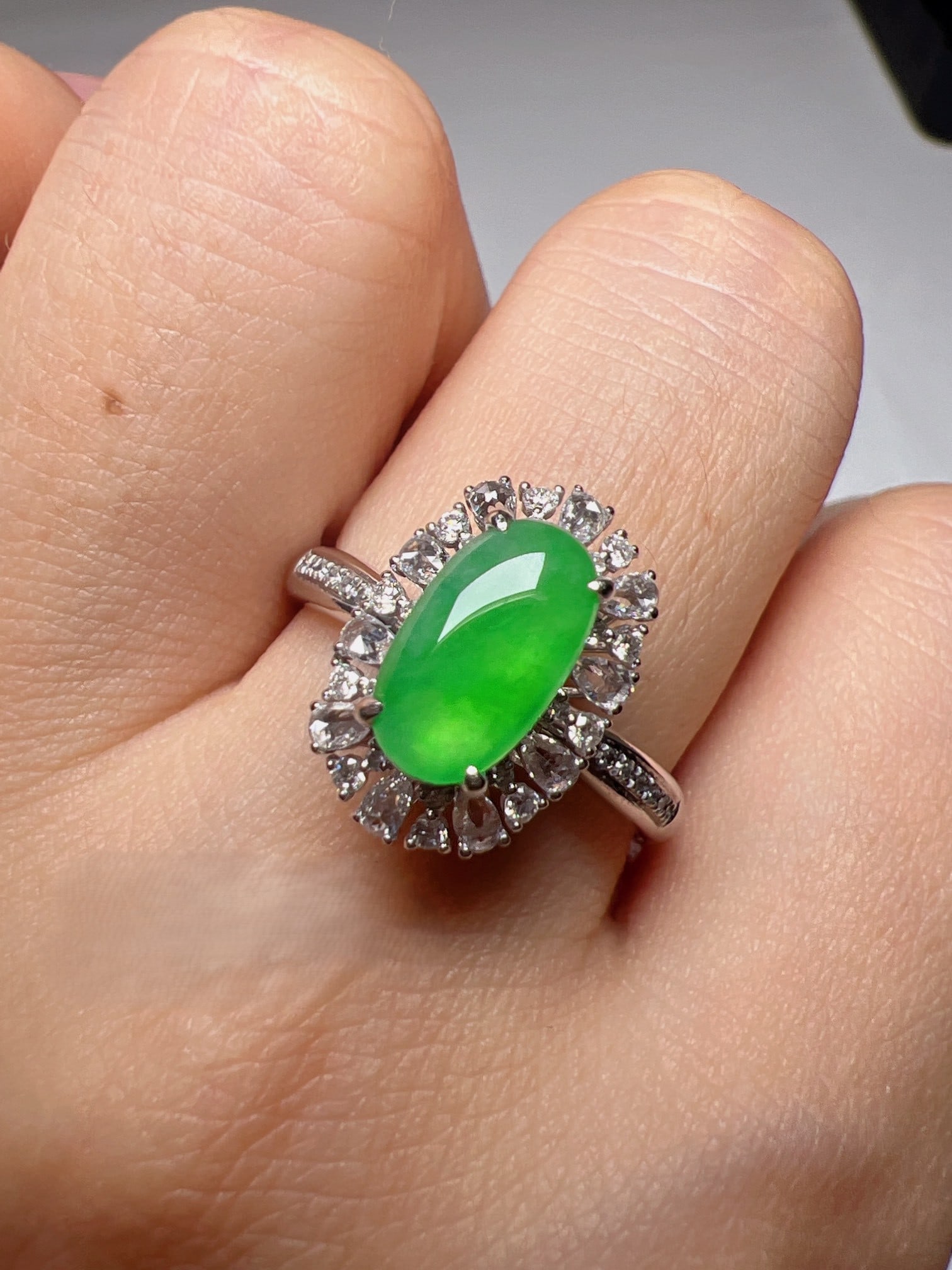 An Exquisite 18k Gold Diamond Inlaid Jadeite Ring: An Exquisite 18k Gold Diamond Inlaid Jadeite Ring,Size(Loose Stone):0.4inx0.2in 18k金钻镶嵌翡翠戒指