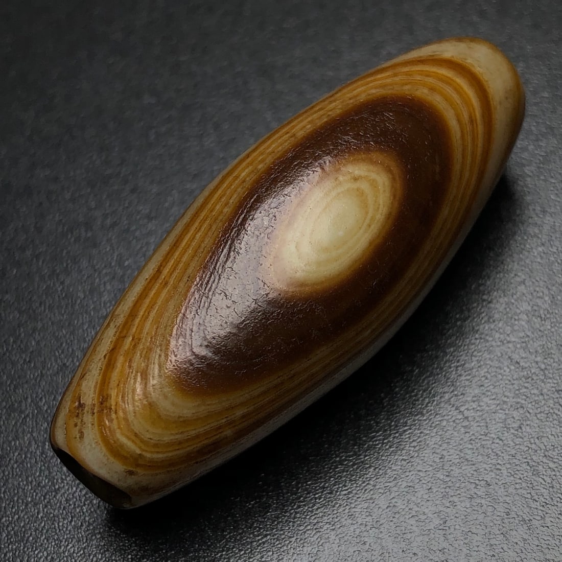 An Exquisite Dzi Bead Pendant: An Exquisite Dzi Bead Pendant,Size:1.9inx0.7in,Weight:21.2g 天珠挂件
