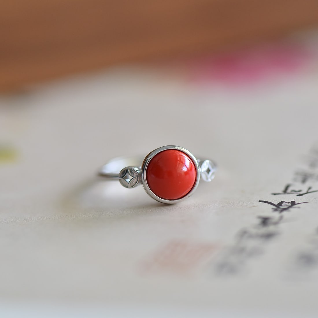 An Exquisite Sterling Silver Inlaid Cinnabar Ring: An Exquisite Sterling Silver Inlaid Cinnabar Ring,Size:0.3inx0.3in 寓意:财源滚滚 纯银镶朱砂戒指