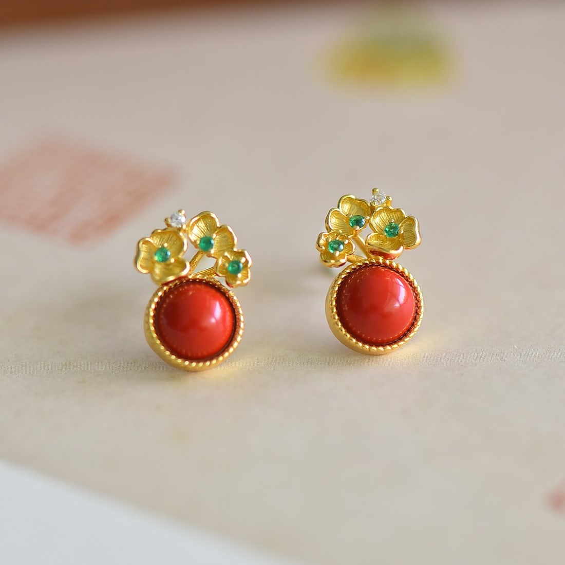 A Pair of Exquisite Sterling Silver-Gold Plated Inlaid Cinnabar Earrings: A Pair of Exquisite Sterling Silver-Gold Plated Inlaid Cinnabar Earrings,Size:0.2inx0.2in 一对纯银镀金镶朱砂耳钉