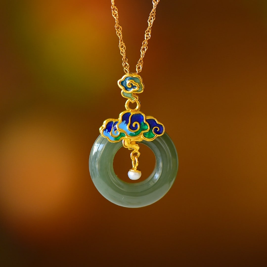 An Exquisite Sterling Silver-Gold Plated Inlaid Sapphire Pendant: An Exquisite Sterling Silver-Gold Plated Inlaid Sapphire Pendant 纯银镀金镶青玉吊坠