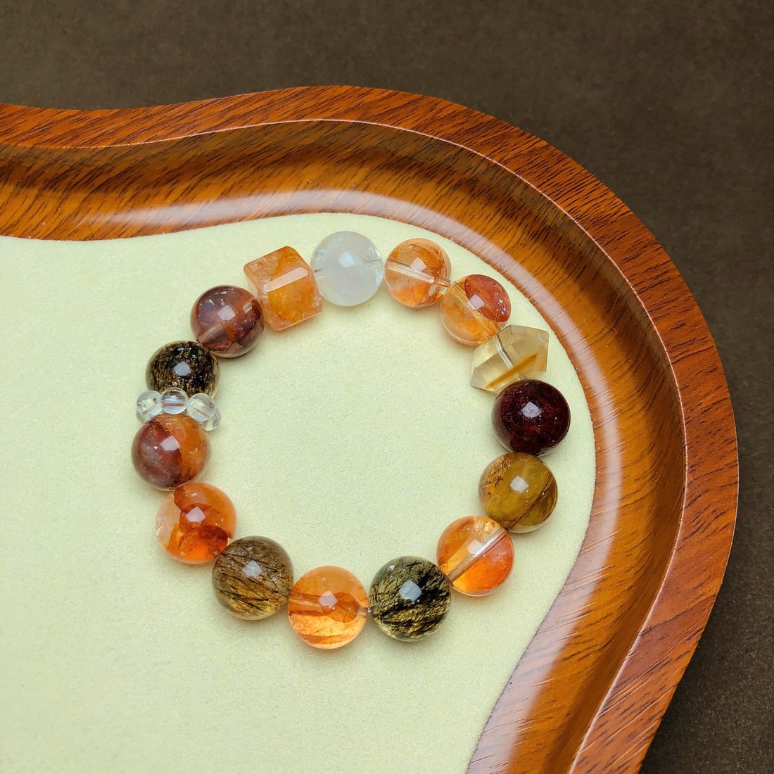 An Exquisite Crystal Bracelet: An Exquisite Crystal Bracelet,Size:0.5in,0.4inx0.4in,Weight:43.9g 水晶手串