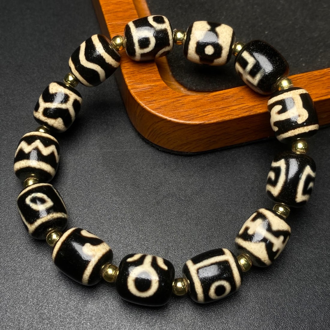 An Exquisite Dzi Bead Bracelet: An Exquisite Dzi Bead Bracelet,Size:0.5inx0.4in*13 天珠手串