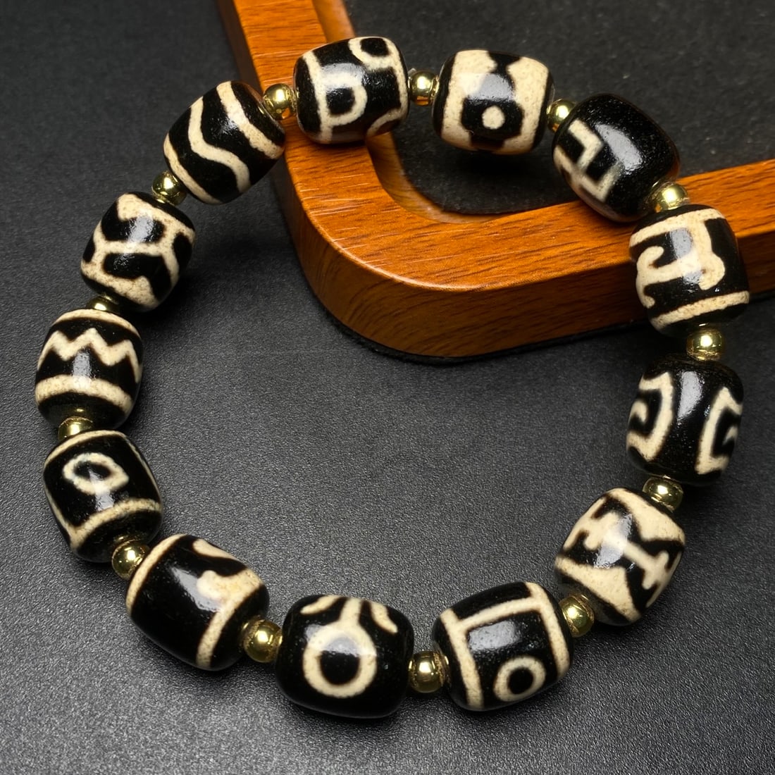 An Exquisite Dzi Bead Bracelet - 2