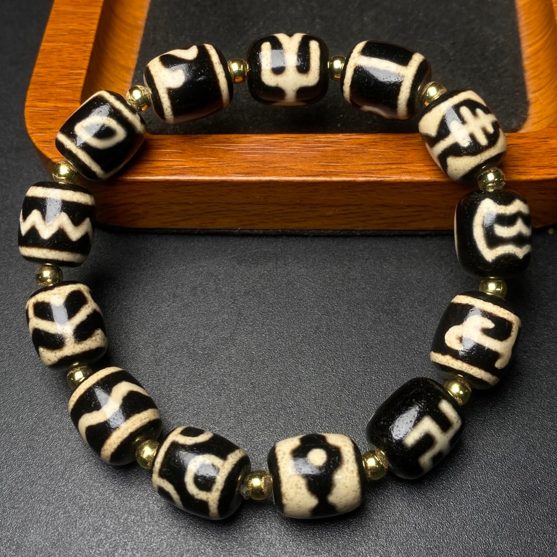 An Exquisite Dzi Bead Bracelet - 3