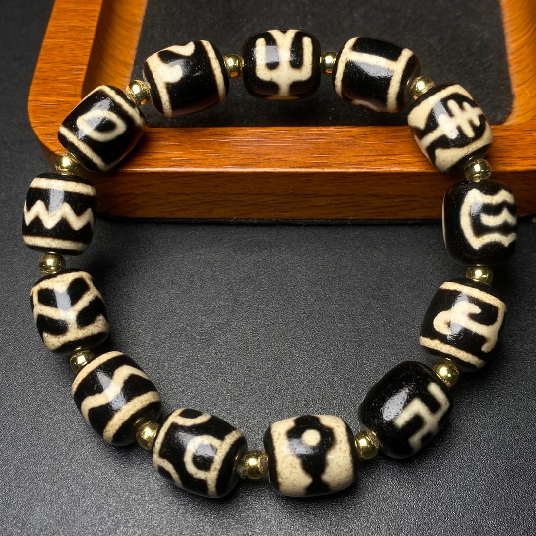 An Exquisite Dzi Bead Bracelet - 4