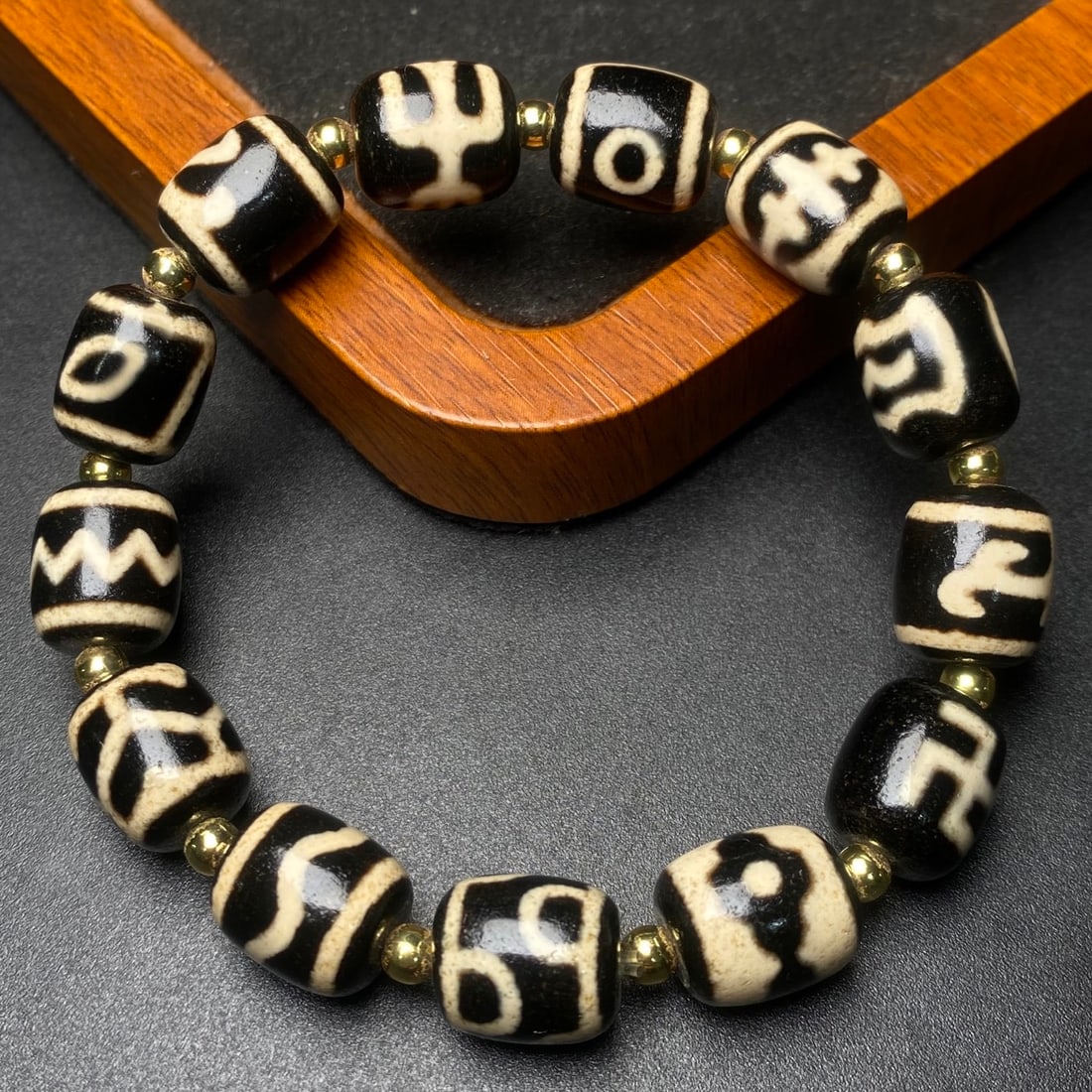 An Exquisite Dzi Bead Bracelet - 6