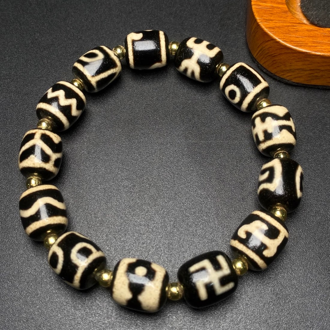 An Exquisite Dzi Bead Bracelet - 7