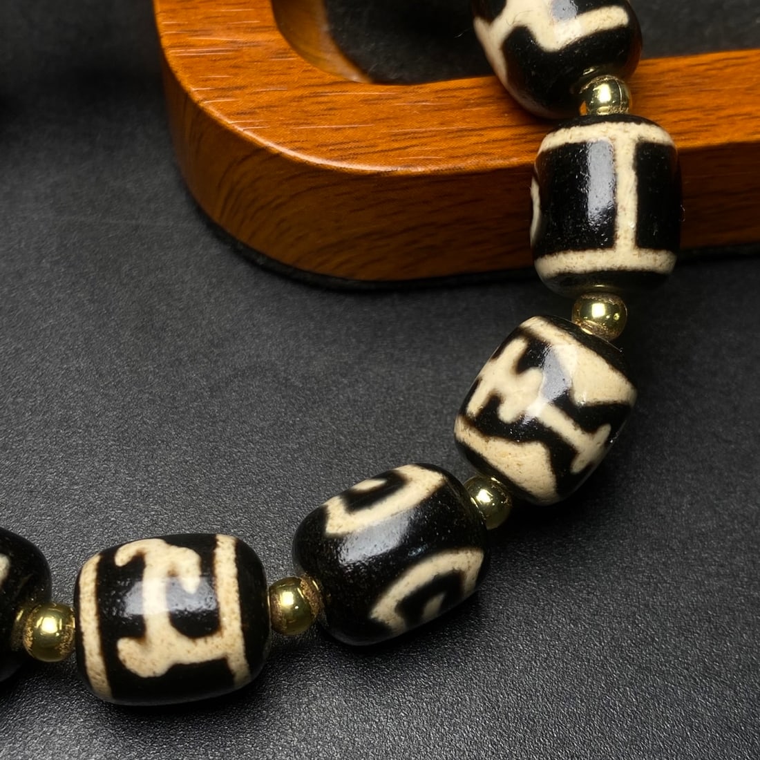 An Exquisite Dzi Bead Bracelet - 8