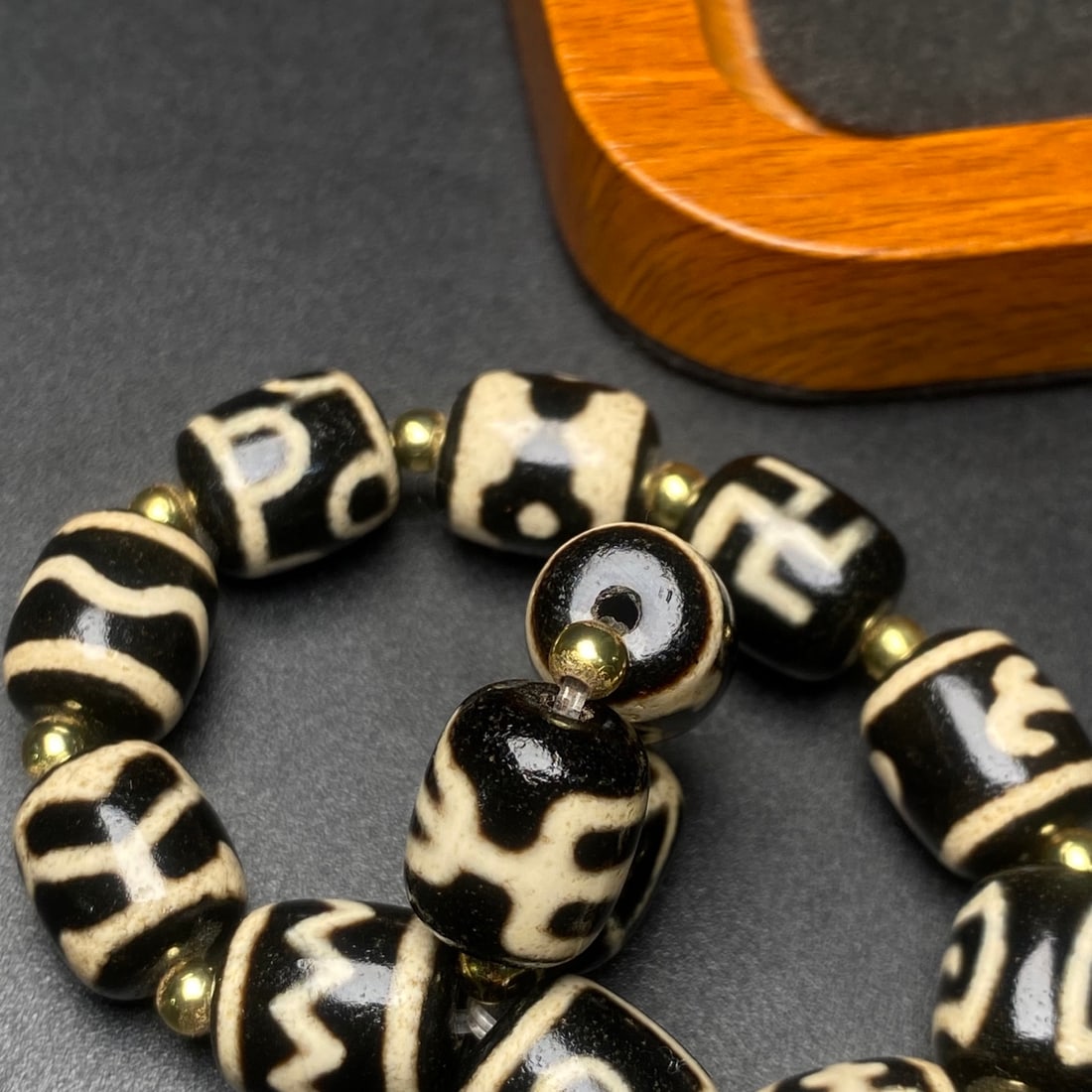 An Exquisite Dzi Bead Bracelet - 9