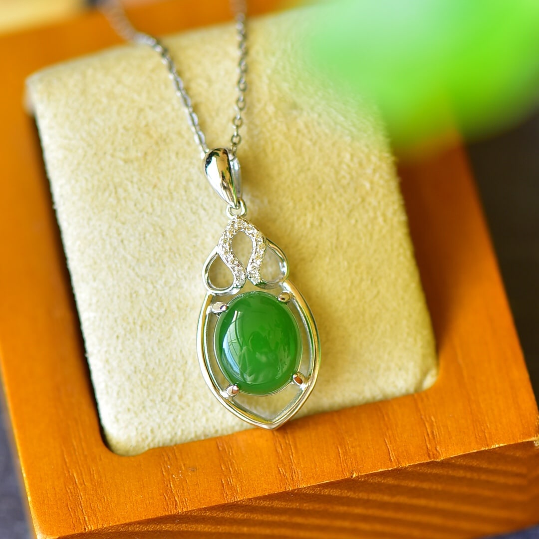 An Exquisite Sterling Silver Inlaid Jasper Necklace,Inlaid Diamond: An Exquisite Sterling Silver Inlaid Jasper Necklace,Inlaid Diamond,Size:0.5inx1.2in 纯银镶碧玉项链,嵌钻石
