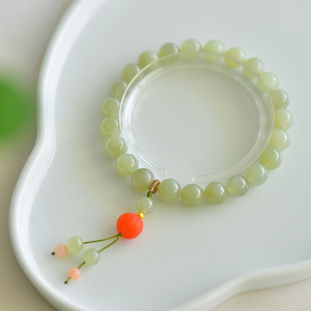 An Exquisite White Jade Bracelets: An Exquisite White Jade Bracelets,Size:0.3inx0.3in 白玉手链