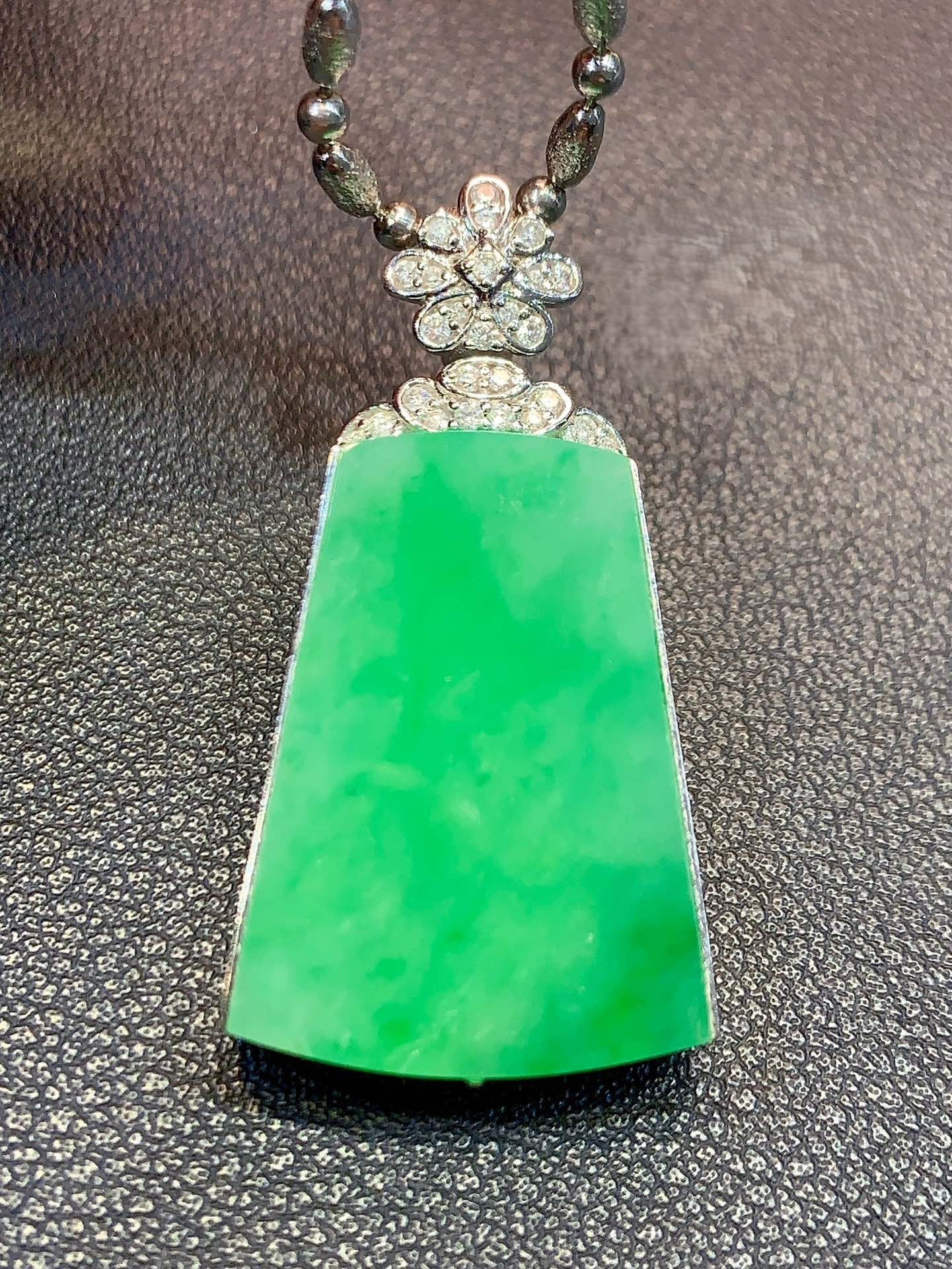 An Exquisite 18k Gold Diamond Inlaid Jadeite Pendant: An Exquisite 18k Gold Diamond Inlaid Jadeite Pendant,Size(Loose Stone):1inx0.7inx0.1in 18k金钻镶嵌翡翠吊坠