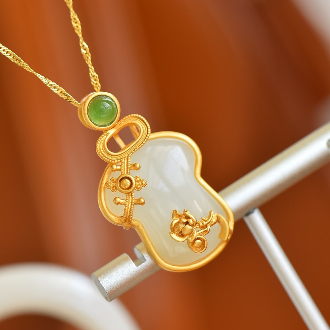 An Exquisite Sterling Silver-Gold Plated Inlaid White Jade Necklace,Inlaid Jasper: An Exquisite Sterling Silver-Gold Plated Inlaid White Jade Necklace,Inlaid Jasper,Size:0.7inx0.9in 纯银镀金镶白玉项链,嵌碧玉