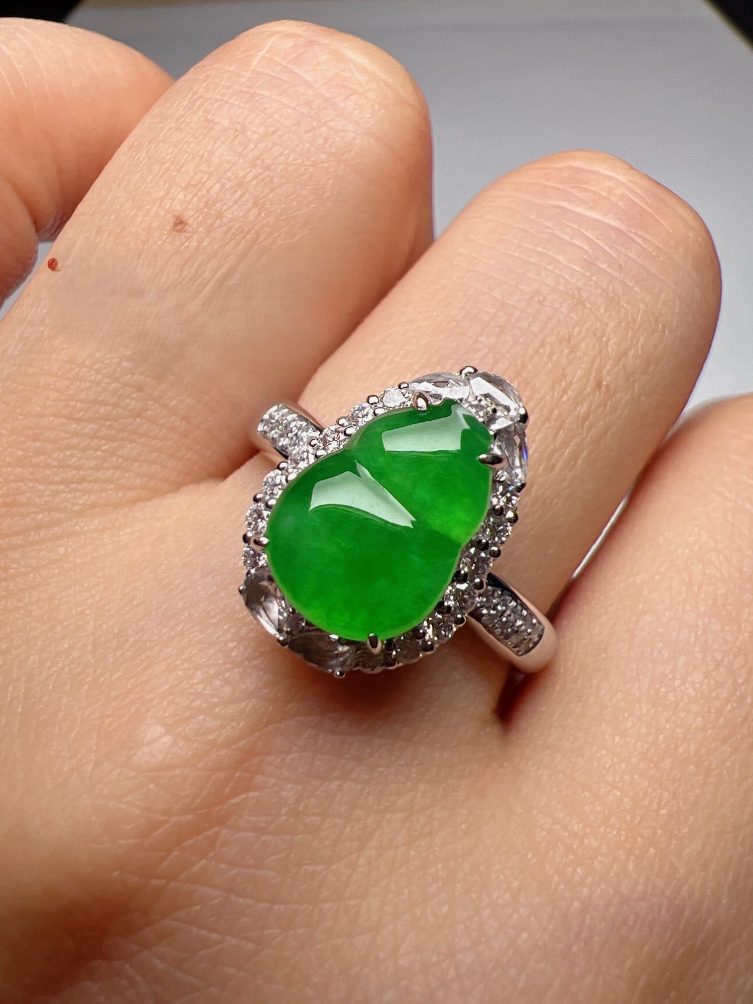 An Exquisite 18k Gold Diamond Inlaid Jadeite Gourd Ring: An Exquisite 18k Gold Diamond Inlaid Jadeite Gourd Ring,Size(Loose Stone):0.4inx0.3inx0.1in #15 18k金钻镶嵌翡翠葫芦戒指