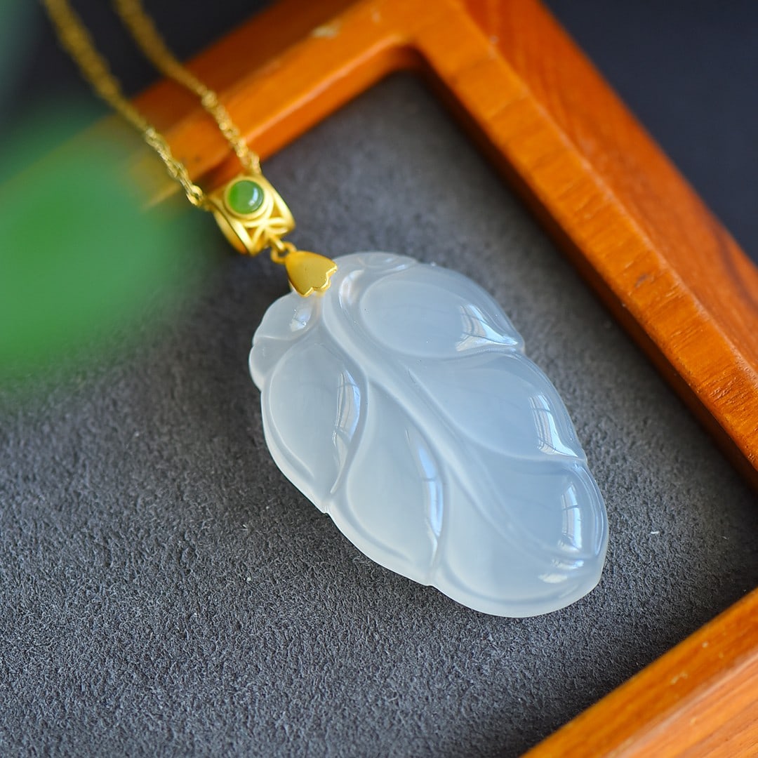 An Exquisite Sterling Silver-Gold Plated Inlaid Agate Pendant: An Exquisite Sterling Silver-Gold Plated Inlaid Agate Pendant,Size:1inx1.6in 纯银镀金镶玛瑙吊坠