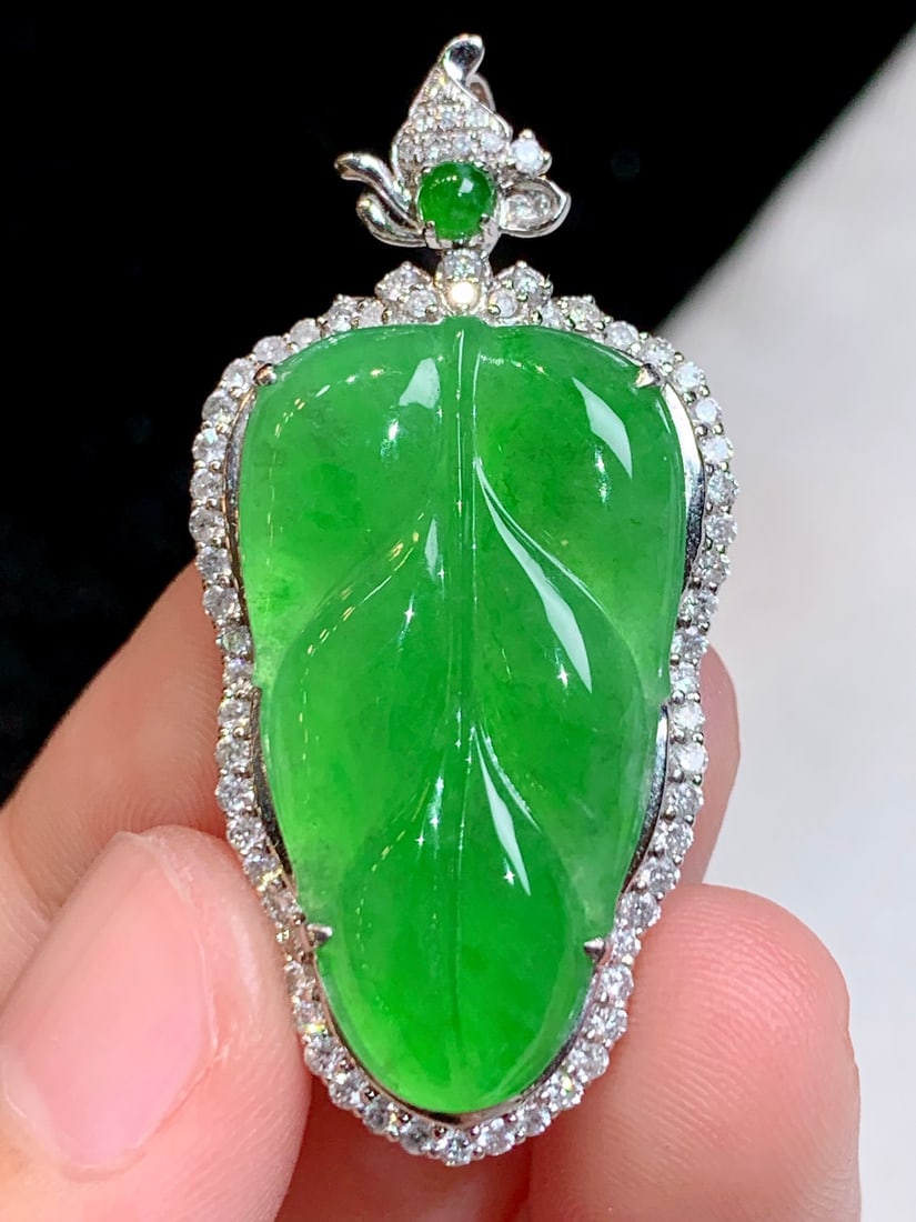 An Exquisite 18k Gold Diamond Inlaid Jadeite Pendant: An Exquisite 18k Gold Diamond Inlaid Jadeite Pendant,Size(Loose Stone):1.1inx0.6inx0.1in 18k金钻镶嵌翡翠吊坠