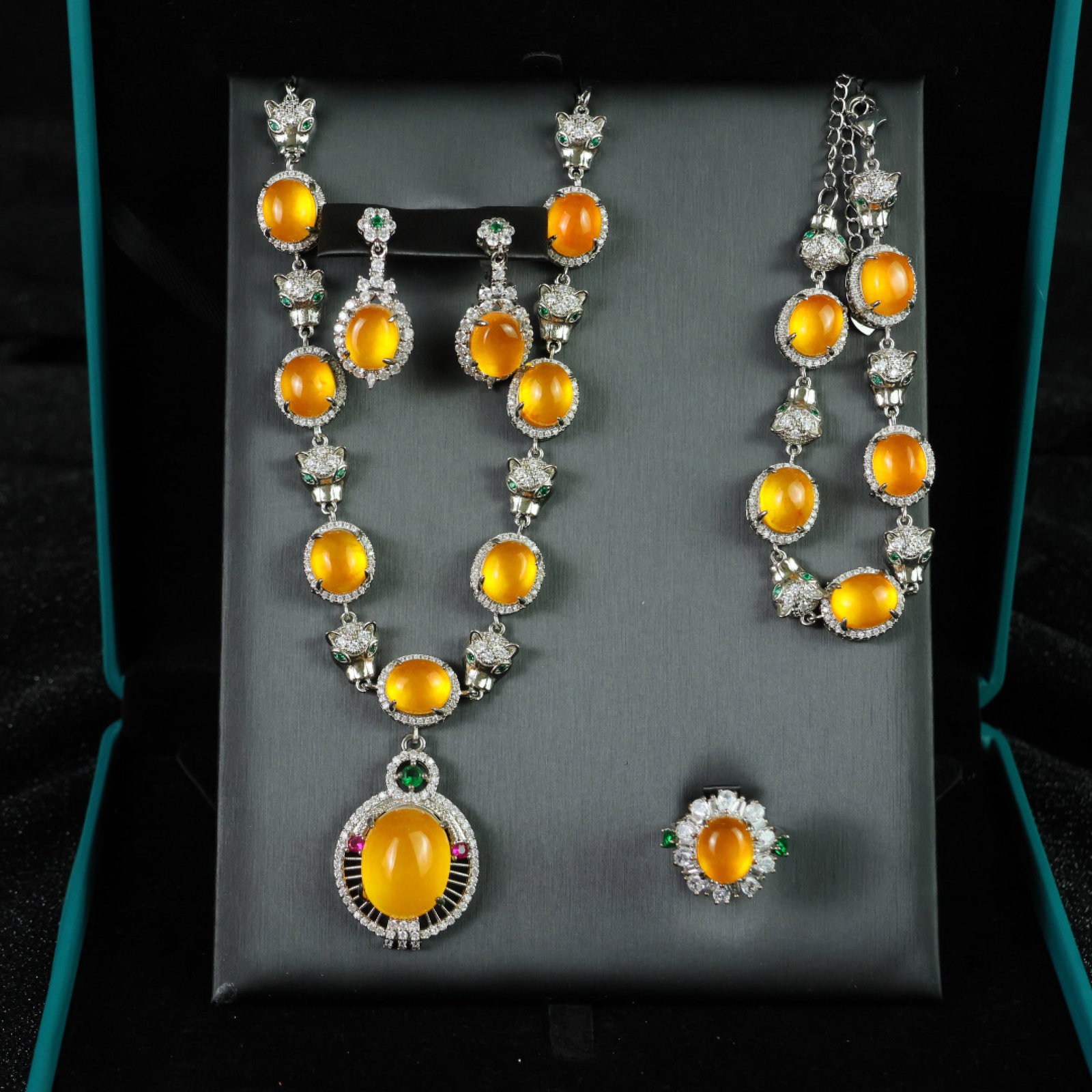 A Set of Fine Jewelry: A Set of Fine Jewelry 一套精美的首饰