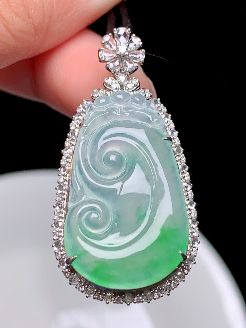An Exquisite 18k Gold Diamond Inlaid Jadeite Pendant: An Exquisite 18k Gold Diamond Inlaid Jadeite Pendant,Size(Loose Stone):1.1inx0.7in 18k金钻镶嵌翡翠吊坠