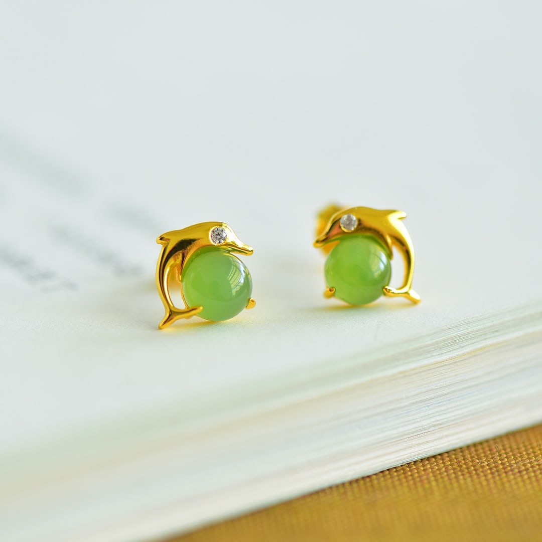 A Pair of Exquisite Sterling Silver-Gold Plated Inlaid Jasper Earrings: A Pair of Exquisite Sterling Silver-Gold Plated Inlaid Jasper Earrings 一对纯银镀金镶碧玉耳环
