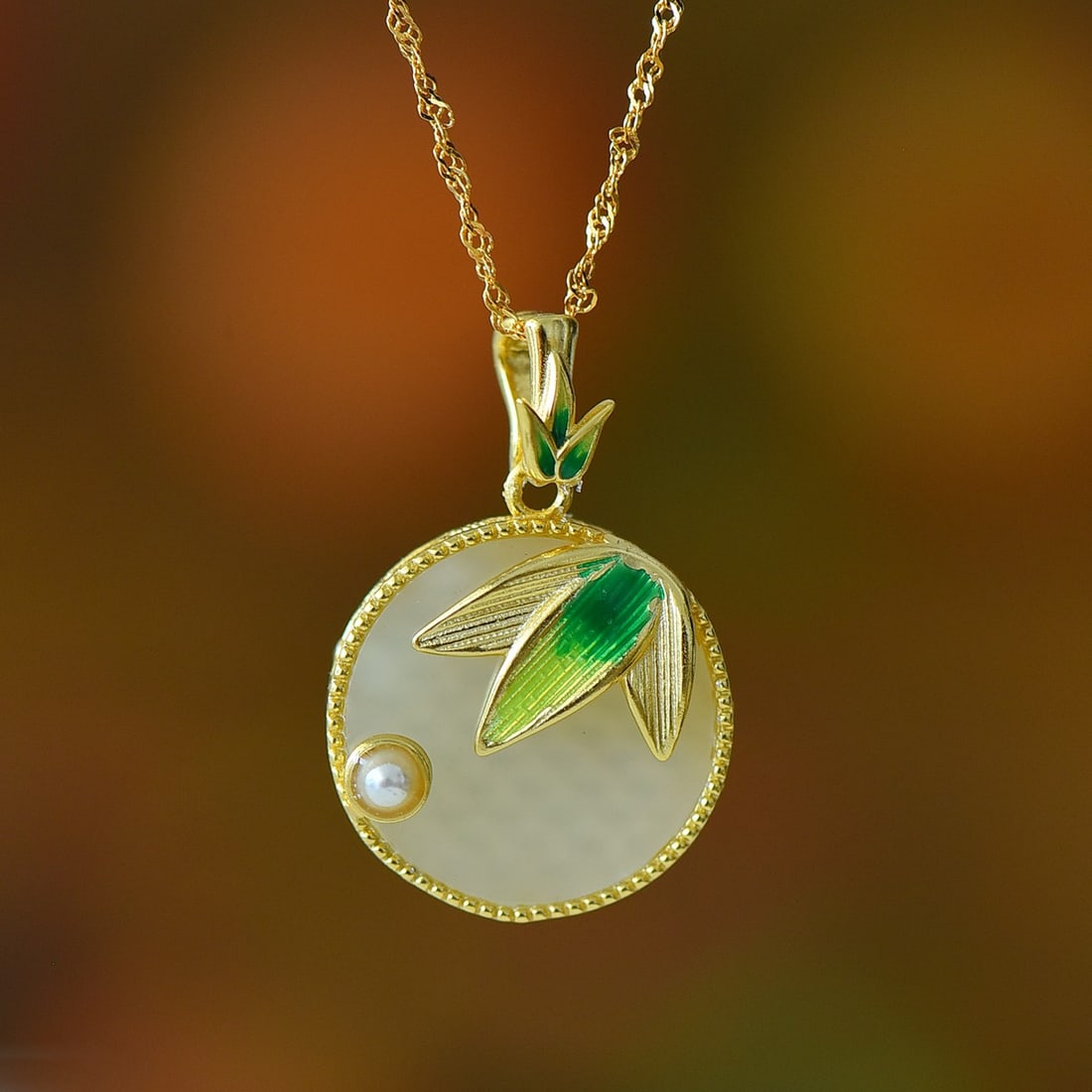 An Exquisite Sterling Silver-Gold Plated Inlaid White Jade Pendant: An Exquisite Sterling Silver-Gold Plated Inlaid White Jade Pendant,Size:0.7inx0.7in 纯银镀金镶白玉吊坠