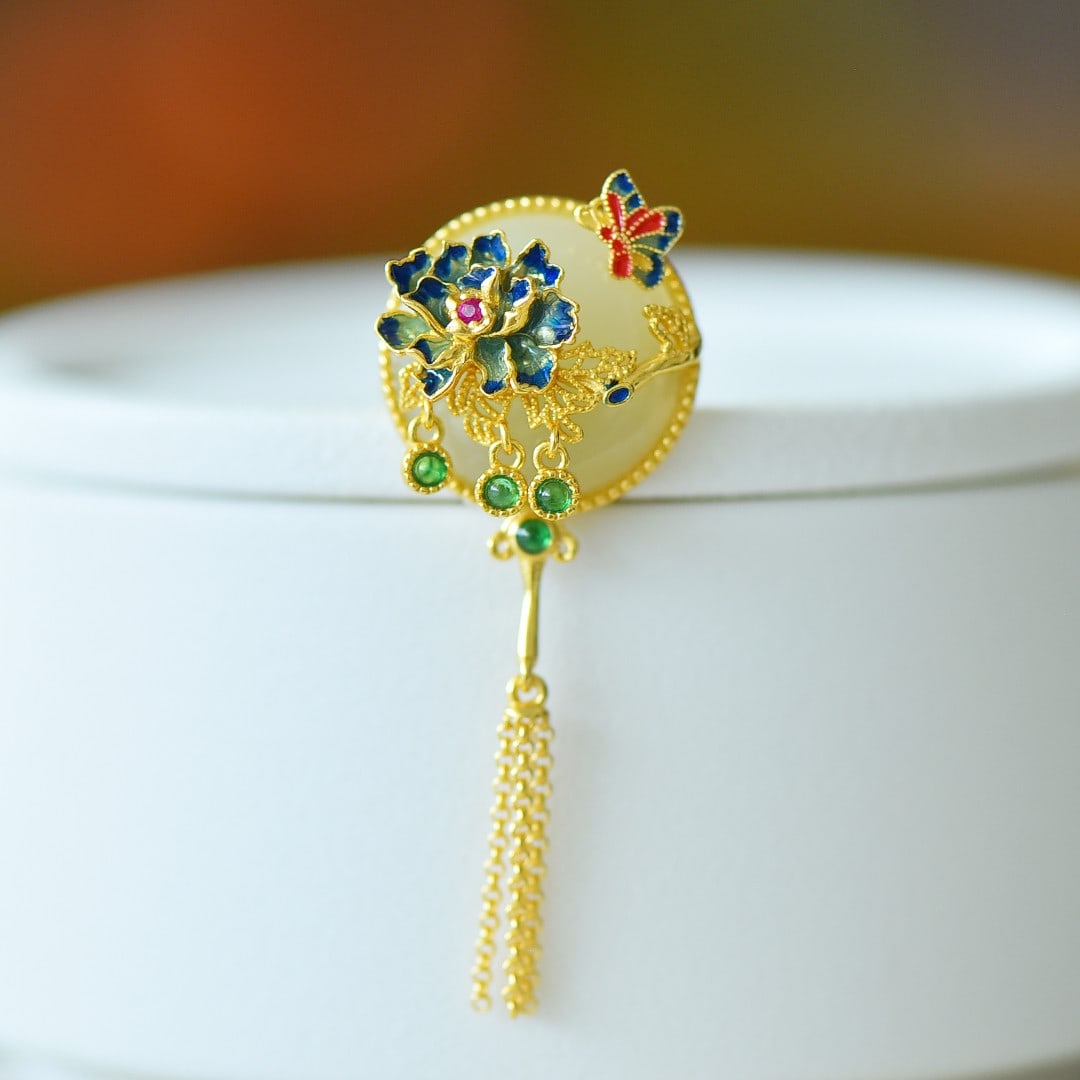 An Exquisite Sterling Silver Inlaid Jasper Flower and Butterfly Pattern Brooch: An Exquisite Sterling Silver Inlaid Jasper Flower and Butterfly Pattern Brooch,Size:0.8inx0.8in 纯银镶碧玉花卉蝴蝶纹胸针