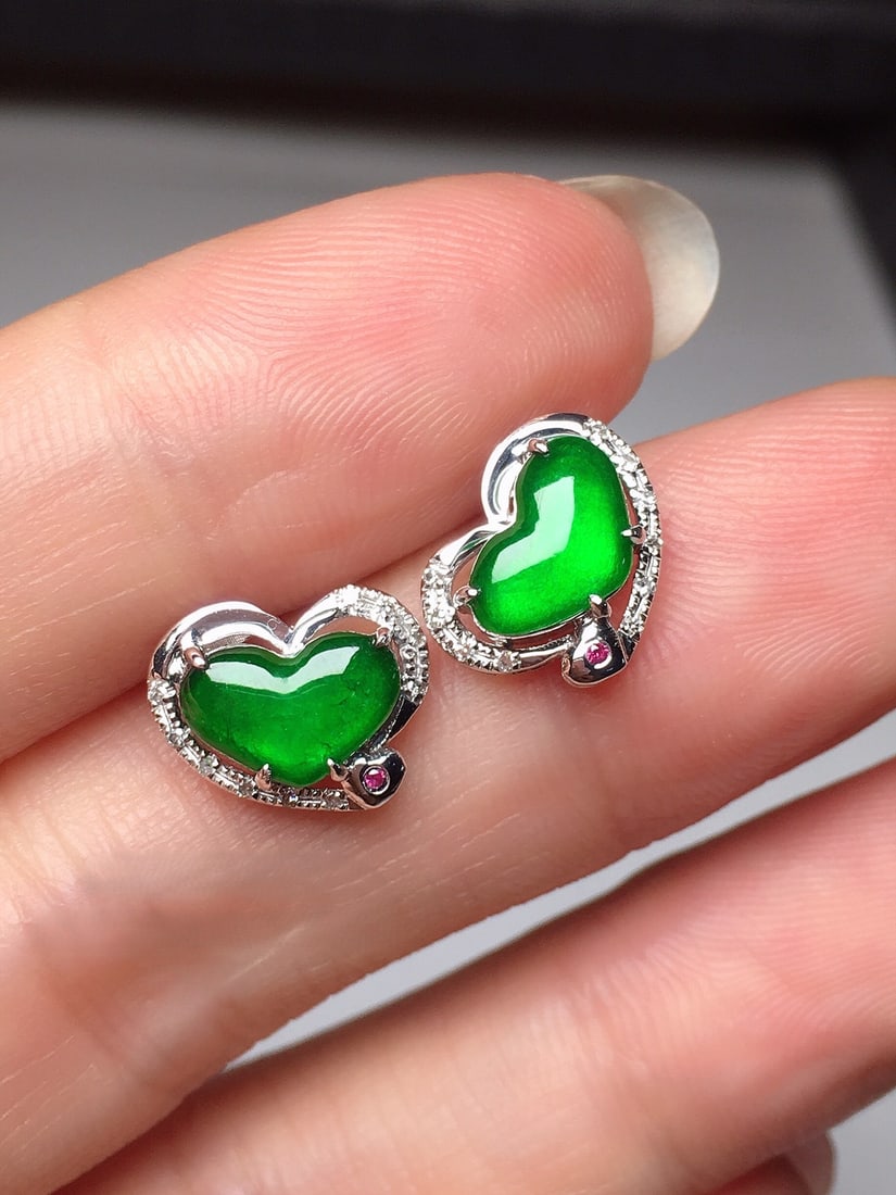 A Pair of Exquisite 18k Gold Diamond Inlaid Jadeite Earrings: A Pair of Exquisite 18k Gold Diamond Inlaid Jadeite Earrings,Size:0.4inx0.3inx0.2in 一对18k金钻石镶嵌翡翠耳钉