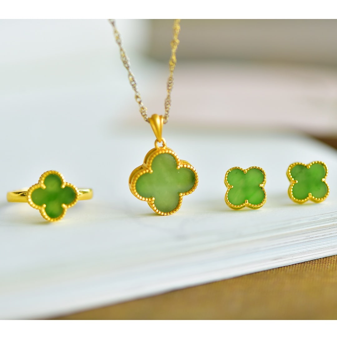 A Set of Fine Sterling Silver-Gold Plated Inlaid Jasper Jewelry: A Set of Fine Sterling Silver-Gold Plated Inlaid Jasper Jewelry 一套纯银镀金镶碧玉首饰