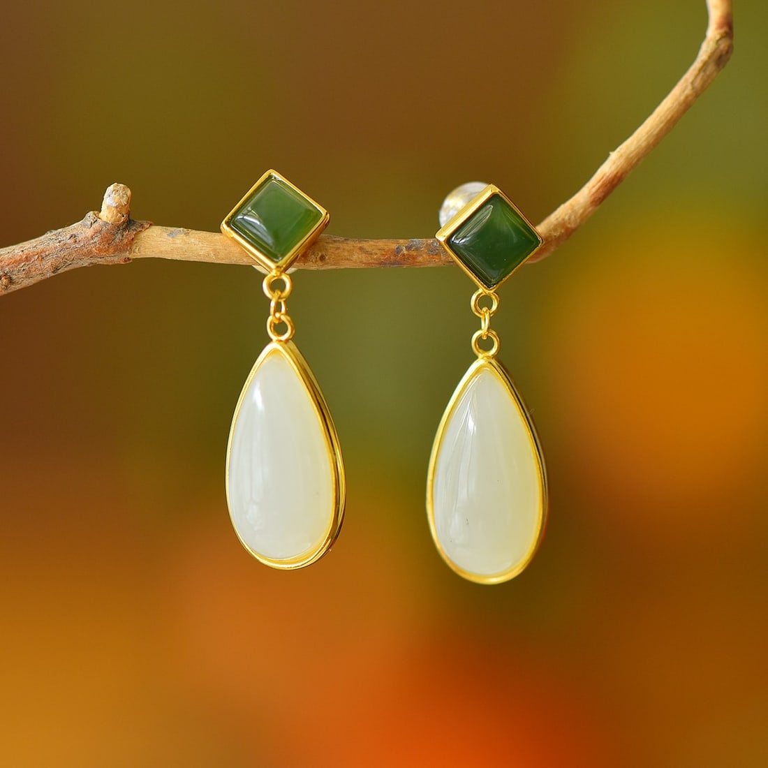 A Pair of Exquisite Sterling Silver-Gold Plated Inlaid White Jade Earrings,Inlaid Jasper: A Pair of Exquisite Sterling Silver-Gold Plated Inlaid White Jade Earrings,Inlaid Jasper,Size:0.3inx0.6in 一对纯银镀金镶白玉耳环,î
